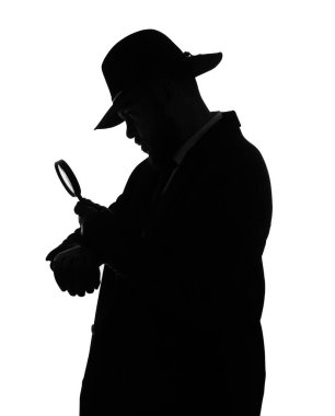 Beyaz arka planda büyüteci olan erkek dedektifin silueti.