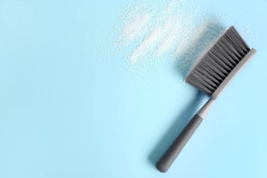 Arkaplanda temizlik fırçası ve dağınık şeker