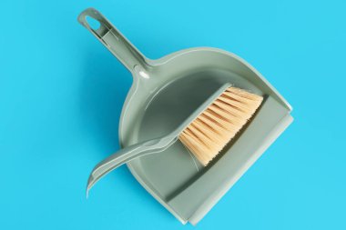 Renk arkaplanındaki fırça ve faraş temizleniyor