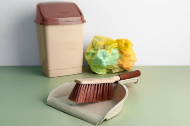 Faraş, fırça, çöp tenekesi ve çöp torbası.