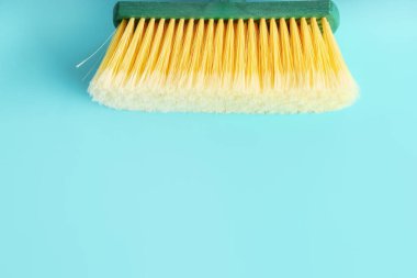 Renk arkaplanında temizlik için fırça