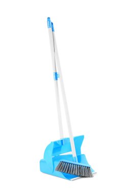 Beyaz arkaplanda süpürge ve faraş temizleniyor