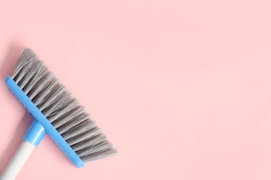 Pembe arka planda süpürge temizleme