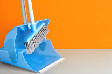 Renkli duvarın yanında temizlik süpürgesi olan faraş, kapat.