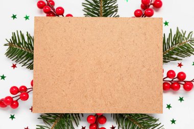 Boş kartlı kompozisyon, köknar dalları ve ışık arka planında Noel dekoru, yakın plan