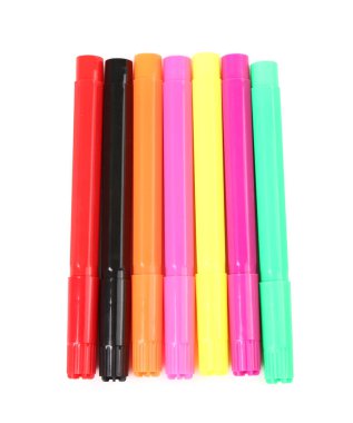 Beyaz arka plan üzerinde izole renkli Keçeli Kalemler