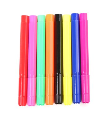 Beyaz arka plan üzerinde izole renkli Keçeli Kalemler