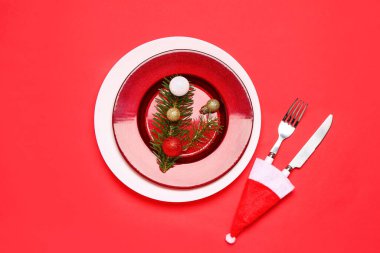 Kırmızı arkaplanda dekor olan şık bir Noel sofrası