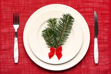 Renkli kumaş arka planında köknar dalları olan Noel tablosu