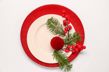 Beyaz arkaplanda Noel dekoru olan şık masa ayarları