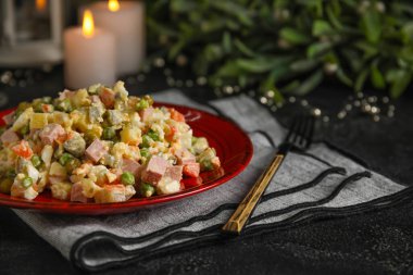 Koyu arkaplanda lezzetli Olivier salatası, yakın plan.