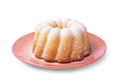 Beyaz arka planda lezzetli bir pastayla pembe tabak.