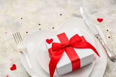 Sevgililer Günü için hediye ve arkaplanda kalpler olan masa ayarları, yakın plan