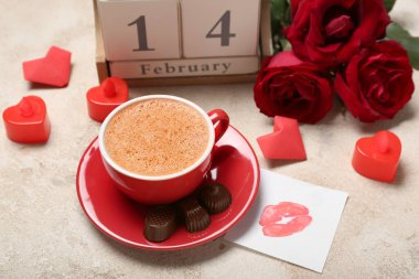 14 Şubat tarihli takvim, bir fincan latte, güller ve kalpler Grunge arka planda, yakın plan