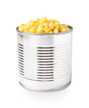 Beyaz arka planda izole edilmiş mısırlı teneke kutu