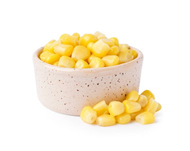 Beyaz arka planda izole edilmiş bir kase konserve mısır