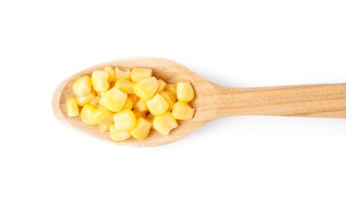 Beyaz arka planda izole edilmiş konserve mısırlı tahta kaşık.