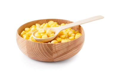 Beyaz arka planda izole edilmiş bir kase konserve mısır.