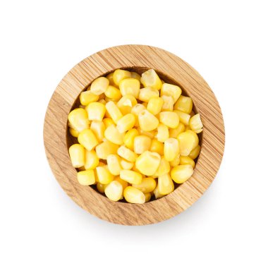 Beyaz arka planda izole edilmiş bir kase konserve mısır