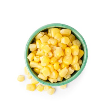 Beyaz arka planda izole edilmiş bir kase konserve mısır