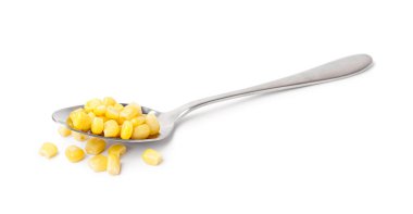 Beyaz arka planda izole edilmiş konserve mısırlı kaşık