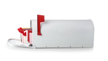 Zarflı posta kutusu ve beyaz arka planda kalpler. Sevgililer Günü kutlaması