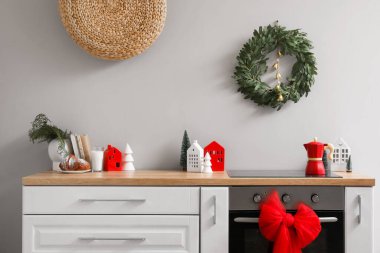 Noel çelengi, fırın ve yaylı mutfağın içi.