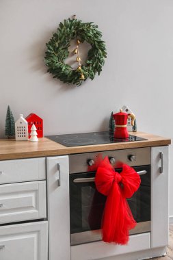 Noel çelengi, fırın ve yaylı mutfağın içi.