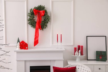 Noel çelengi, oturma odasındaki ışık duvarında asılı.