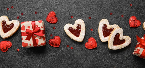 Biscoitos Saborosos Forma Coração Para Dia Dos Namorados Presentes Fundo — Fotografia de Stock