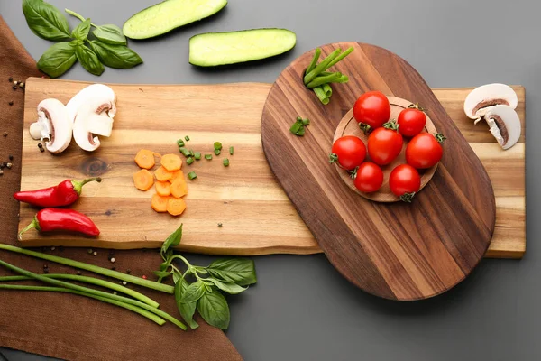 Wooden Cutting Board Fresh Vegetables Grey Background — Stock Photo, Image