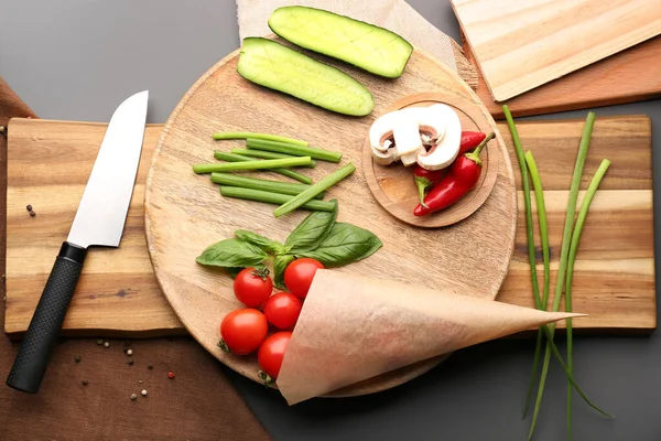 Wooden Cutting Board Knife Fresh Vegetables Grey Background — Stock Photo, Image