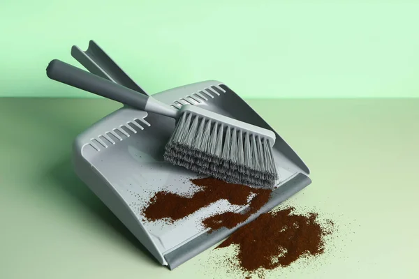 Dustpan Coffee Brush Green Background — Stock Photo, Image