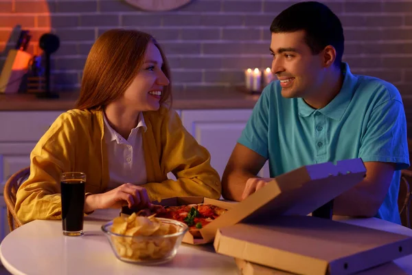 Young Couple Eating Tasty Pizza Kitchen Night — Stock Photo, Image