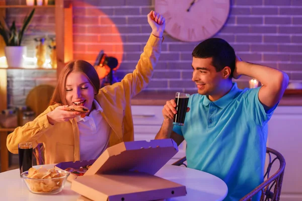 Young Couple Eating Tasty Pizza Drinking Cola Kitchen Night — Stock Photo, Image
