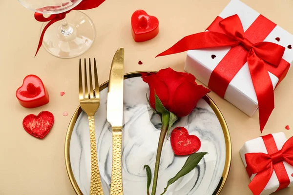 Стіл Дня Святого Валентина Червоною Трояндою Подарунками Бежевому Тлі — стокове фото
