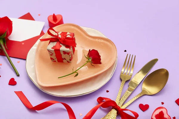 Накрытие Стола День Святого Валентина Розами Подарком Сиреневом Фоне — стоковое фото