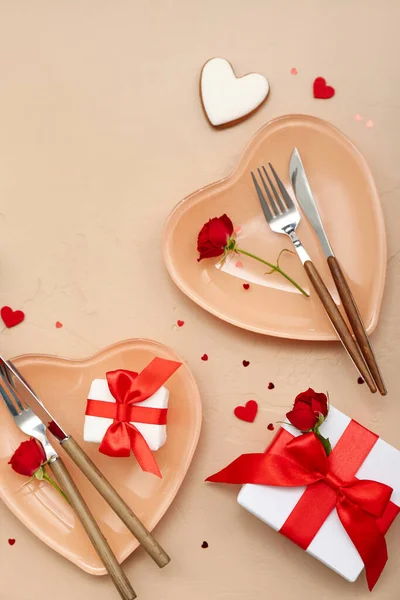 Table Setting Valentine Day Gifts Roses Hearts Beige Background — Stock Photo, Image