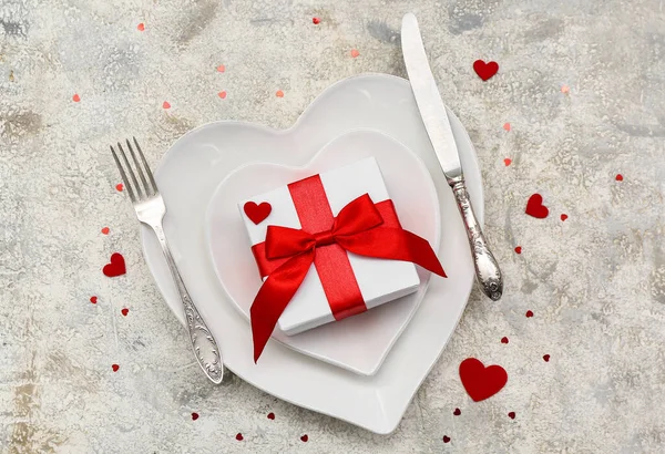 Table Setting Valentine Day Gift Hearts Grunge Background — Stock Photo, Image