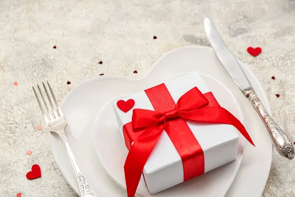 Table Setting Valentine Day Gift Hearts Grunge Background Closeup — Stock Photo, Image