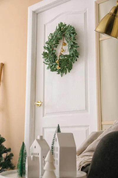 Christmas Wreath Bells White Door Living Room — Stock Photo, Image
