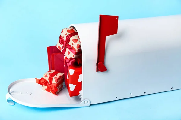 青い背景にギフトや封筒付きのメールボックス バレンタインデーのお祝い — ストック写真