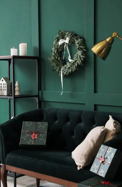 Interior Living Room Christmas Wreath Sofa Shelving Unit — Stock Photo, Image