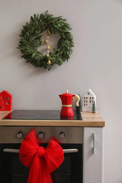 Christmas Wreath Hanging Grey Wall Kitchen — Stock Photo, Image