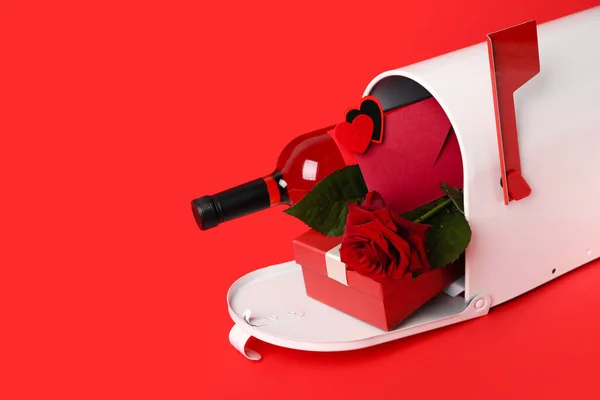 Cassetta Postale Con Lettera Regalo Rosa Bottiglia Vino Sfondo Rosso — Foto Stock