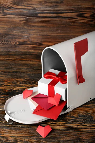Коробка Листами Подарунками Серцями Дерев Яному Фоні День Святого Валентина — стокове фото