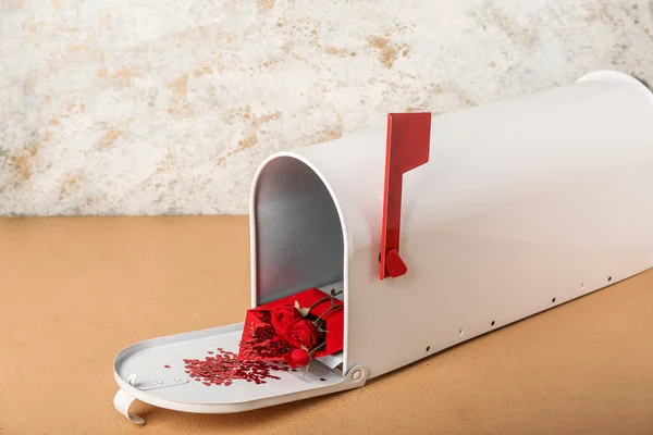 봉투가 바구니 장미와 그르렁 거리는 탁자에 발렌타인데이 — 스톡 사진
