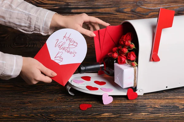 Жінка Тримає Листівку Текстом Happy Valentine Day Поштовою Скринькою Дерев — стокове фото