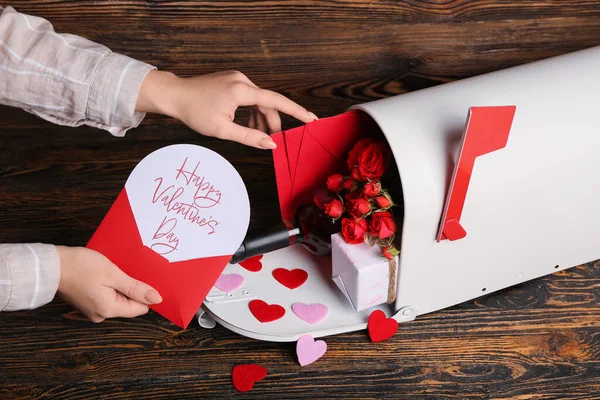 Жінка Тримає Листівку Текстом Happy Valentine Day Поштовою Скринькою Дерев — стокове фото