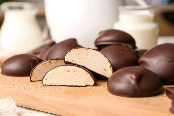 Tabla Cortar Con Dulces Chocolates Dulces Leche Pájaro Primer Plano —  Fotos de Stock